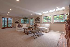 http://www.1000oaksrealestate.com/featured-listings/carets/mls-216012230-1700_royal_saint_george_drive_westlake_village_ca_91362/